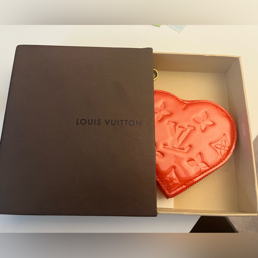 Louis Vuitton Vernis Red Heart pouch with charms - Picture 11 of 11